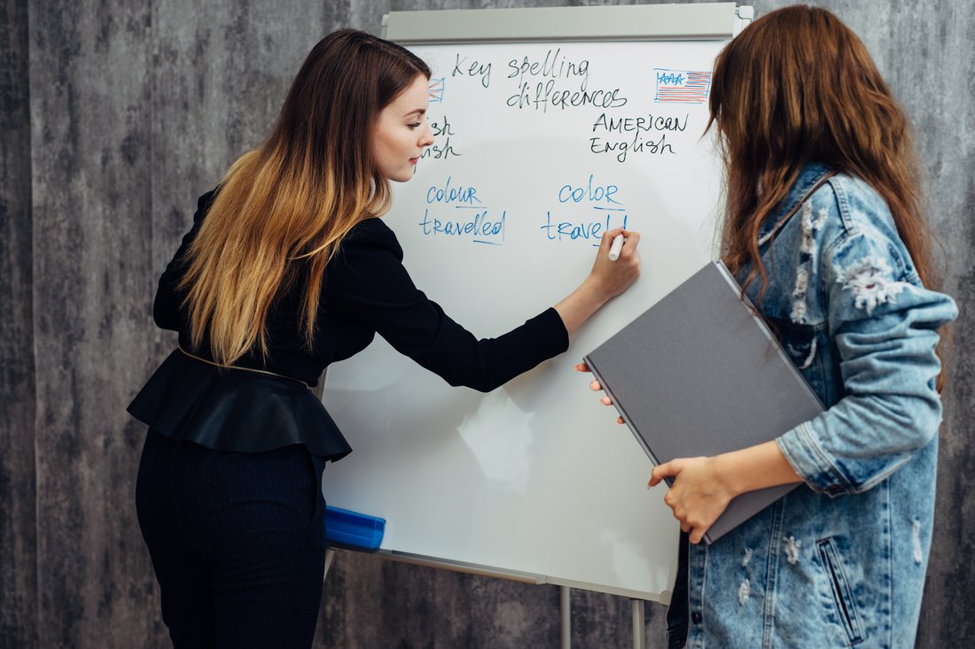 Dwie studentki przy tablicy na zajęciach z angielskiego